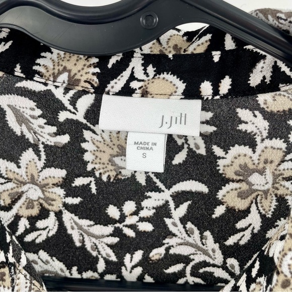 J Jill Rayon Black Cream Floral Blouse 3/4 Sleeve Button Up Shark Bite Hem - Picture 2 of 11